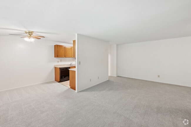 2BR, 1BA - 1,075SF - Dining Room - Heatherwood House at Ronkonkoma