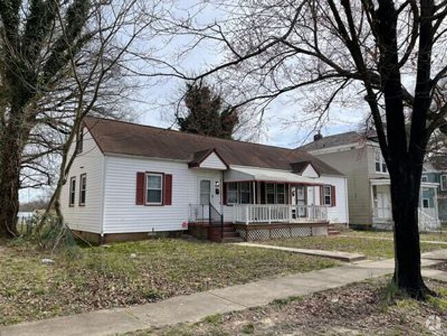 Building Photo - 2 bed big back yard, central ac and heat, ... Rental