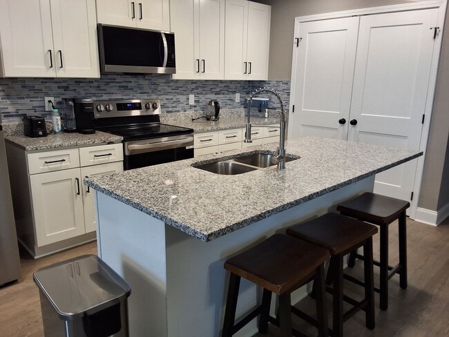 Photo - Knoxville 37921 - Fully Furnished - 3 bedroom, 2 bath home - Contact Sharon Arnwine (865) 313-7215