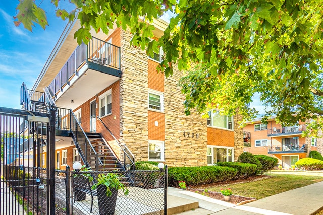 Building Photo - 4730 N Kenneth Ave Unit 2G