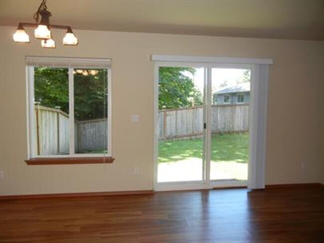 Photo - 3 Bedroom 2.5 Bath located in Tumwater