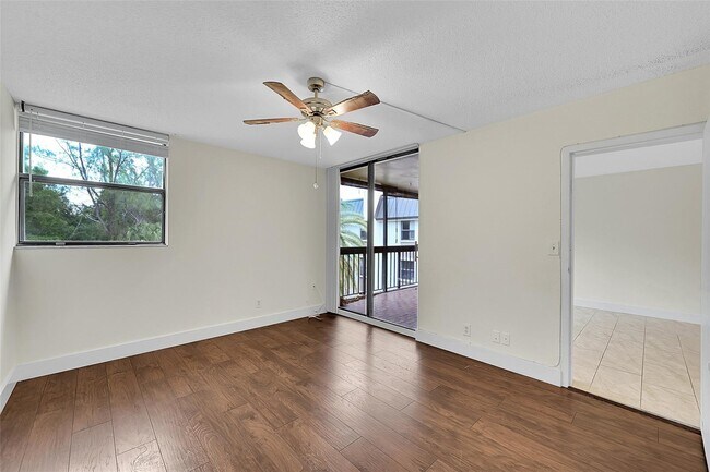 Photo - 8415 Forest Hills Dr Unidad 305