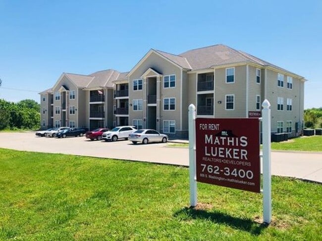 Building Photo - Ideal Location! Recent Remodel!