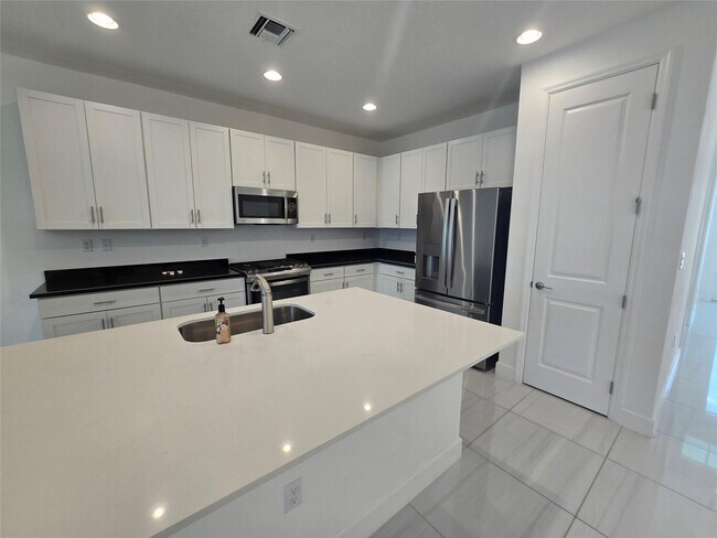 Photo - 19594 Broad Shore Walk