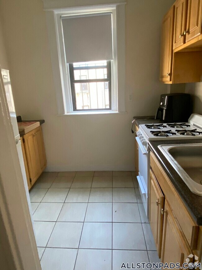 Building Photo - 1144 Commonwealth Ave Rental
