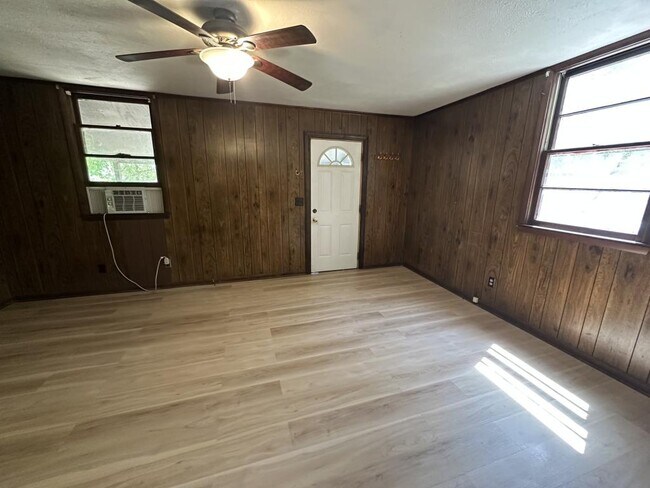 Photo - 2564 Lakeview Dr