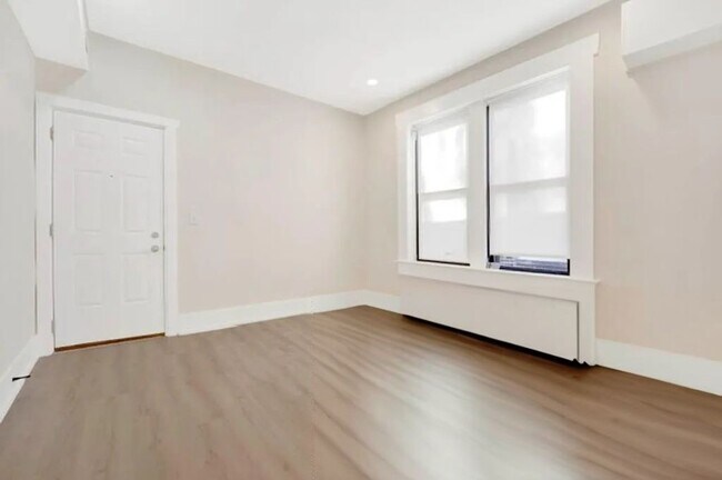 Photo - 944 N Damen Ave