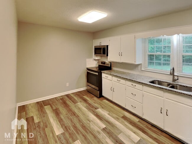 Photo - 502 Cuthbertson St