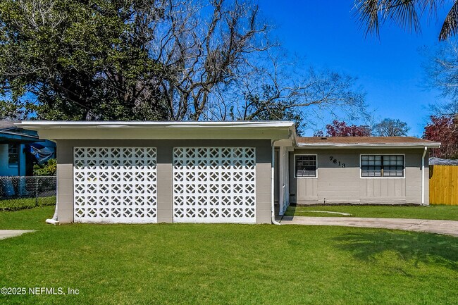 Photo - 7613 Crest Dr N House