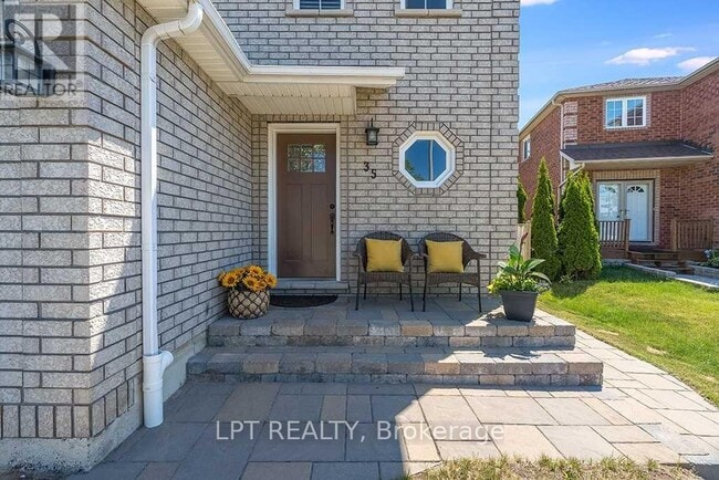 Photo - 35 Clute Crescent