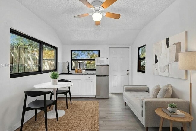 Building Photo - 118 NW 44th St Unit 1