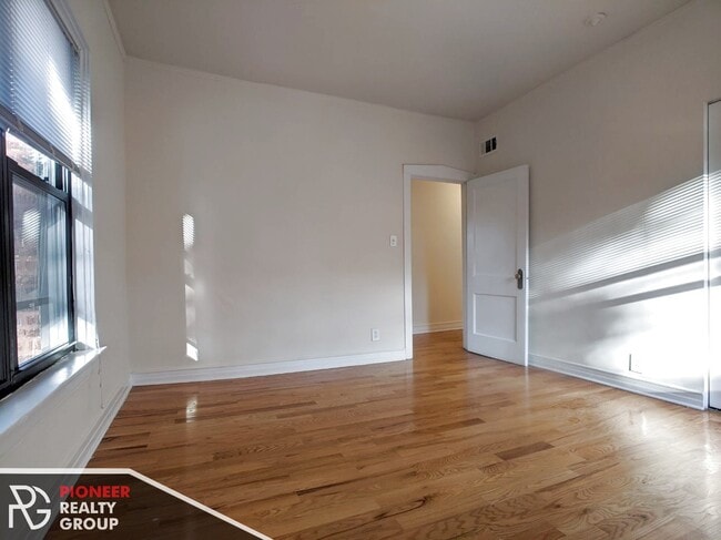 Photo - 822 W Waveland Ave Unit 1