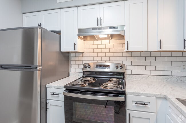 2BR, 1.5BA - 984SF Lower Gold - Kitchen