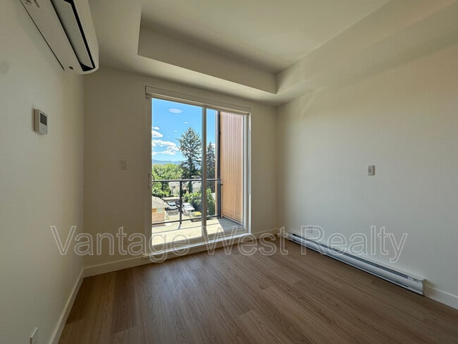 Photo - 305-1380 Pridham Ave