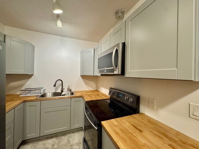 911 3rd St Unit 2