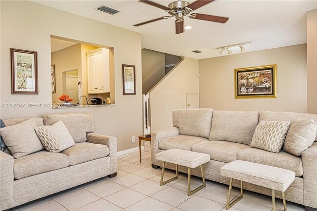 Photo - 1649 Hawthorne Pl