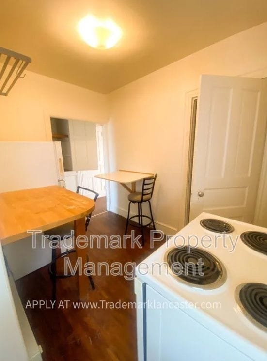 Building Photo - 517 W James St Unit 3