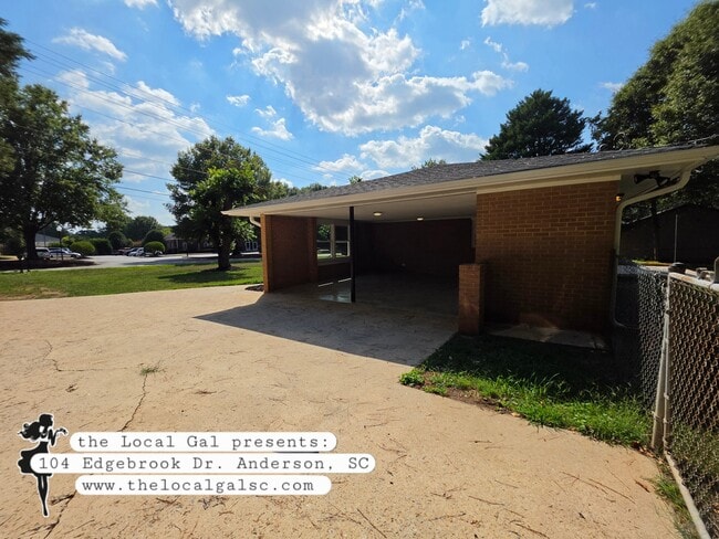 104 Edgebrook Dr