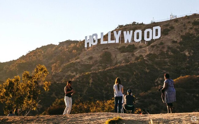 Nestled in famous & bustling, Hollywood, California - The Dream on Tamarind Rental