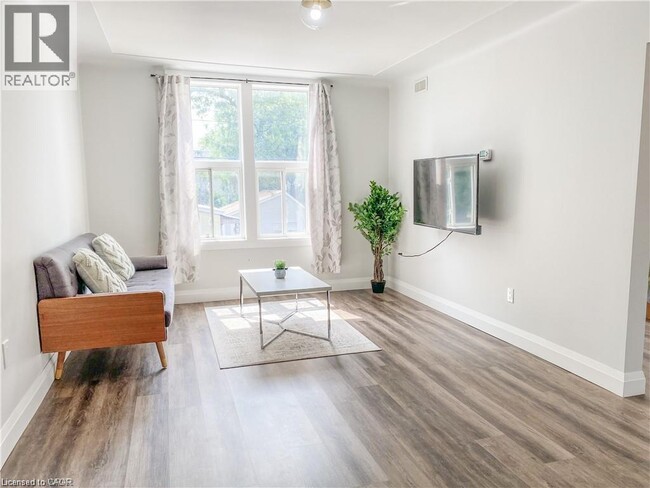 Photo - 132 Ahrens St W Unité 2