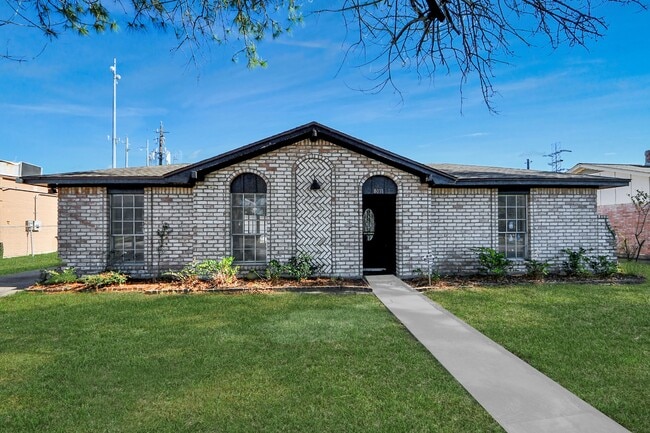 Photo - 8011 La Roche Ln