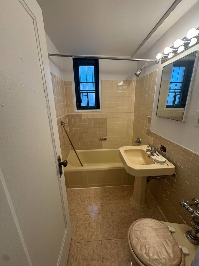 Photo - 1650 Metropolitan Ave