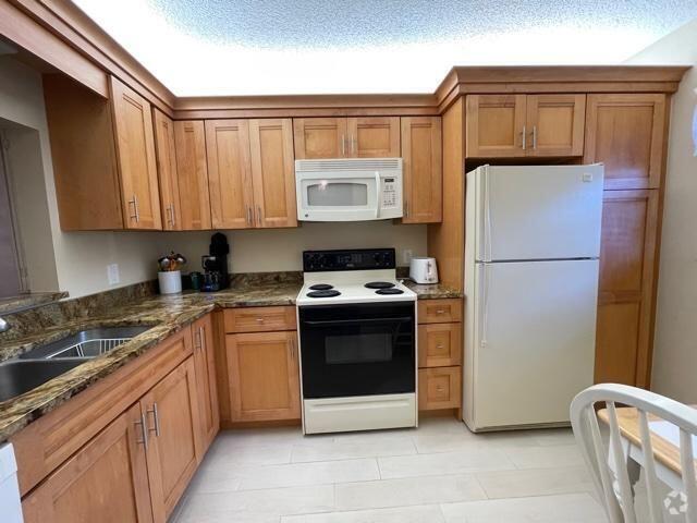 Building Photo - 2860 SW 22nd Ave Unit 4070 Rental