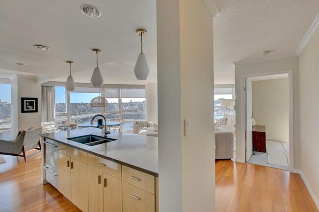 Photo - 1033 Marinaside Crescent Unit ID1345511P