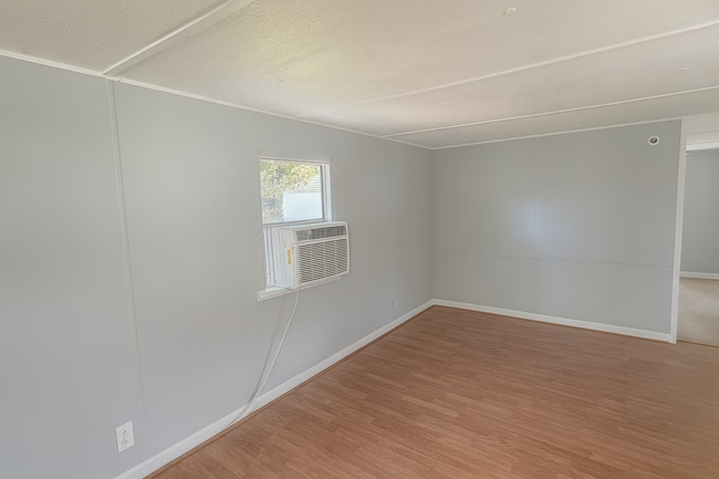 Photo - Cozy 2 Bedroom Mobile Home - Northside Com... Unit 07