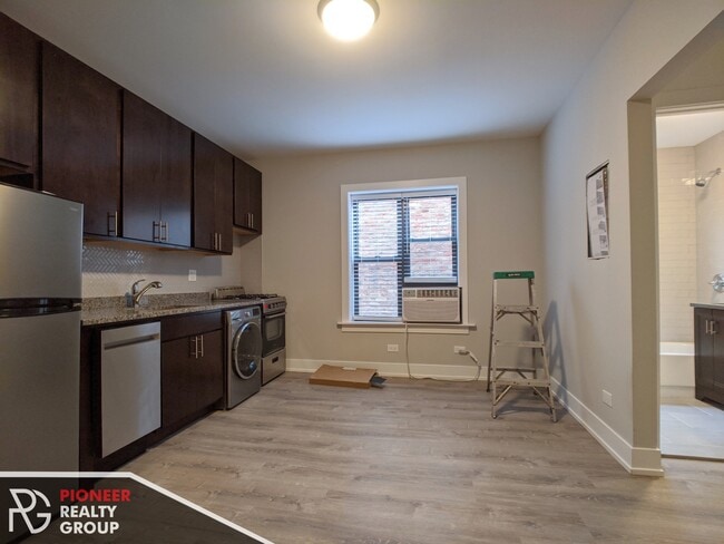 Building Photo - 437 W Belden Ave Rental