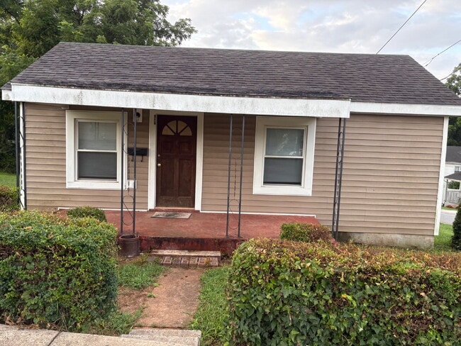 Building Photo - Recently Updated 2 bedroom / 1 bathroom ho... Rental