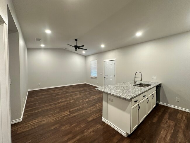 SALÓN Y COCINA ABIERTOS - 107 S Bois D Arc St