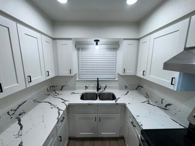 Photo - 2122 N Glenn Ave Unit 2122