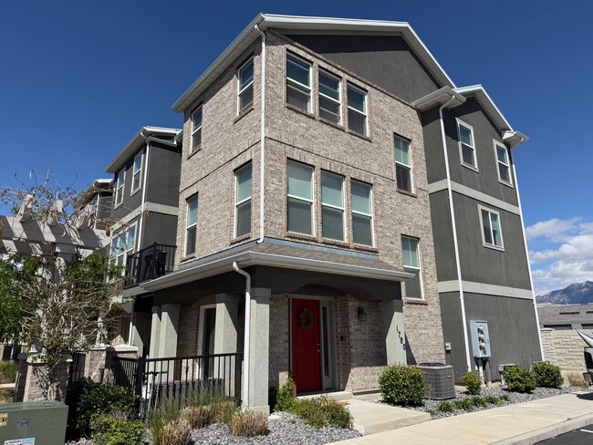Building Photo - Beautiful corner townhome in Riverton!