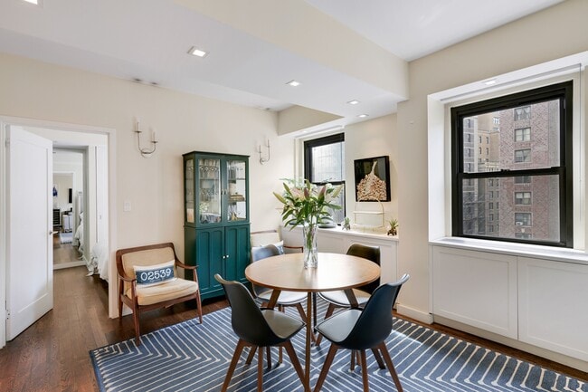 Photo - 2166 Broadway