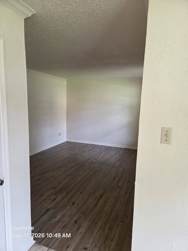 into living room - 1511 E Beverly Dr Unit Oakpark 1511