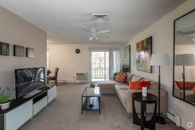 1BR, 1BA - 788 SF - Living Room - Hunters Glen