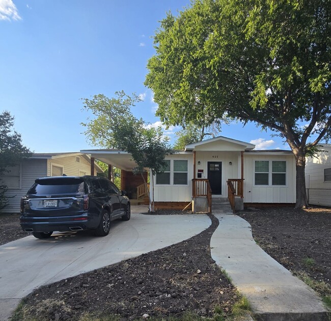 Building Photo - 935 W Mariposa Dr Rental