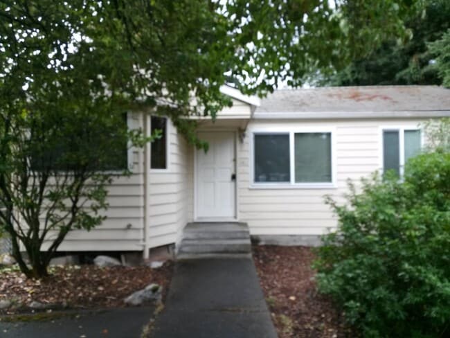 Building Photo - Cute Cottage, Hardwood Floors, Pets OK