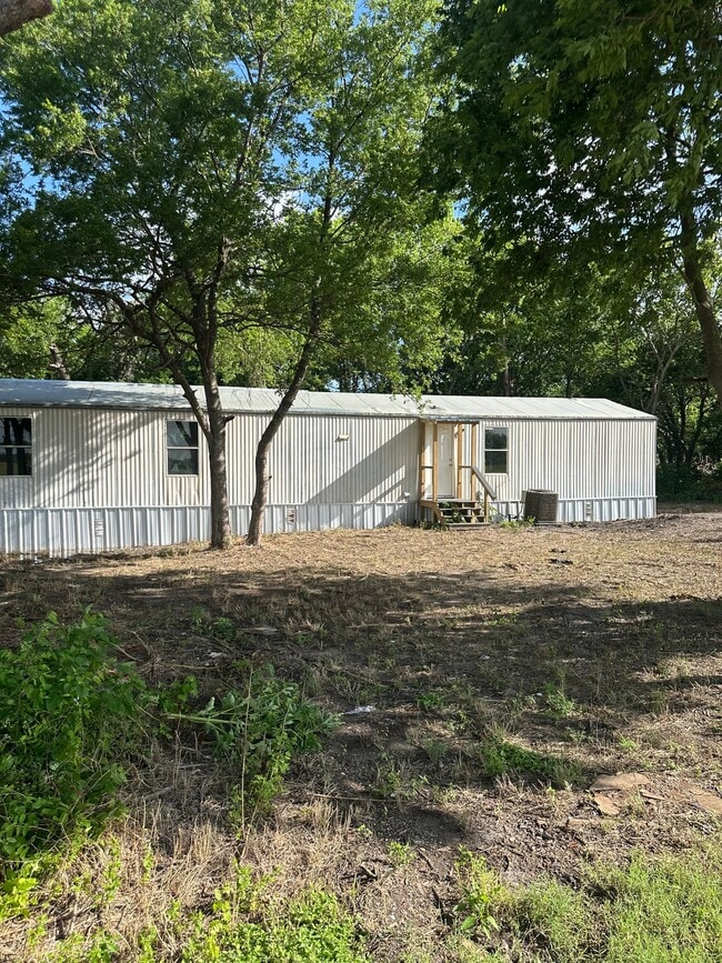Building Photo - 1095 S Elm St