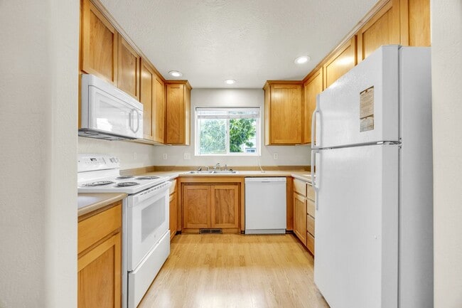 Photo - Comfortable 2-Bedroom Apartment in Desirable East Medford Unidad 1