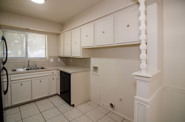 Photo - 6910fre Unit A