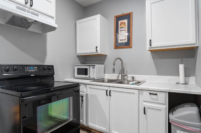 Building Photo - 2 Bed 2 Bath Garage Apartment in La Vergne