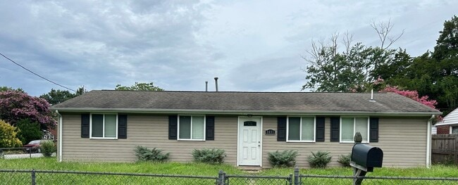 Building Photo - Welcome to this charming Ranch style home!