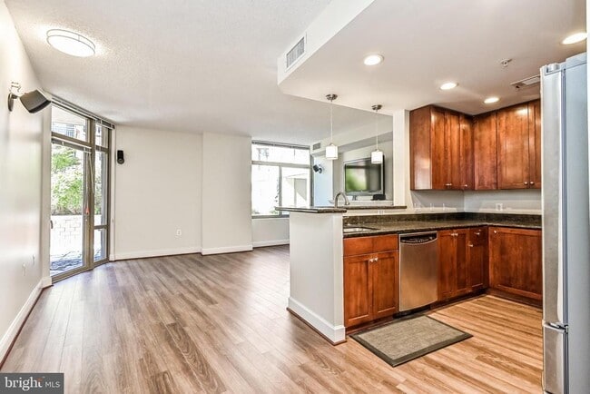 Photo - 3600 S Glebe Rd Unidad 228W