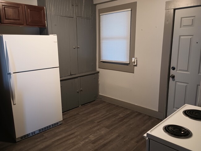 Building Photo - 126 1st St Unit 2