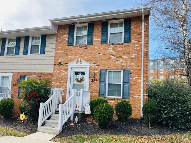 Building Photo - 2 Bedroom, 1.5 Bath Townhouse