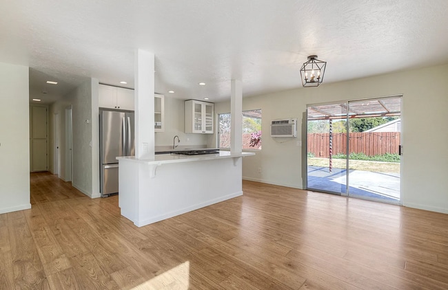 Photo - 2371 Berry St