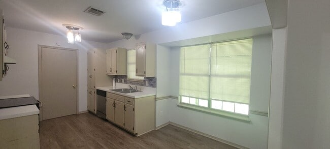 Photo - Beautiful 3 bedroom/2 bath with fireplace ...