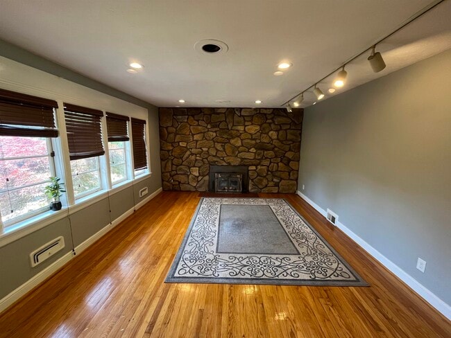 Photo - 226 Orchard Ln